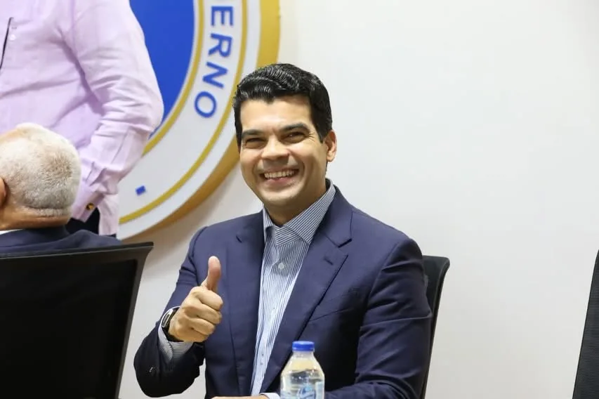 Wellington Arnaud sonríe durante una reunión de trabajo.