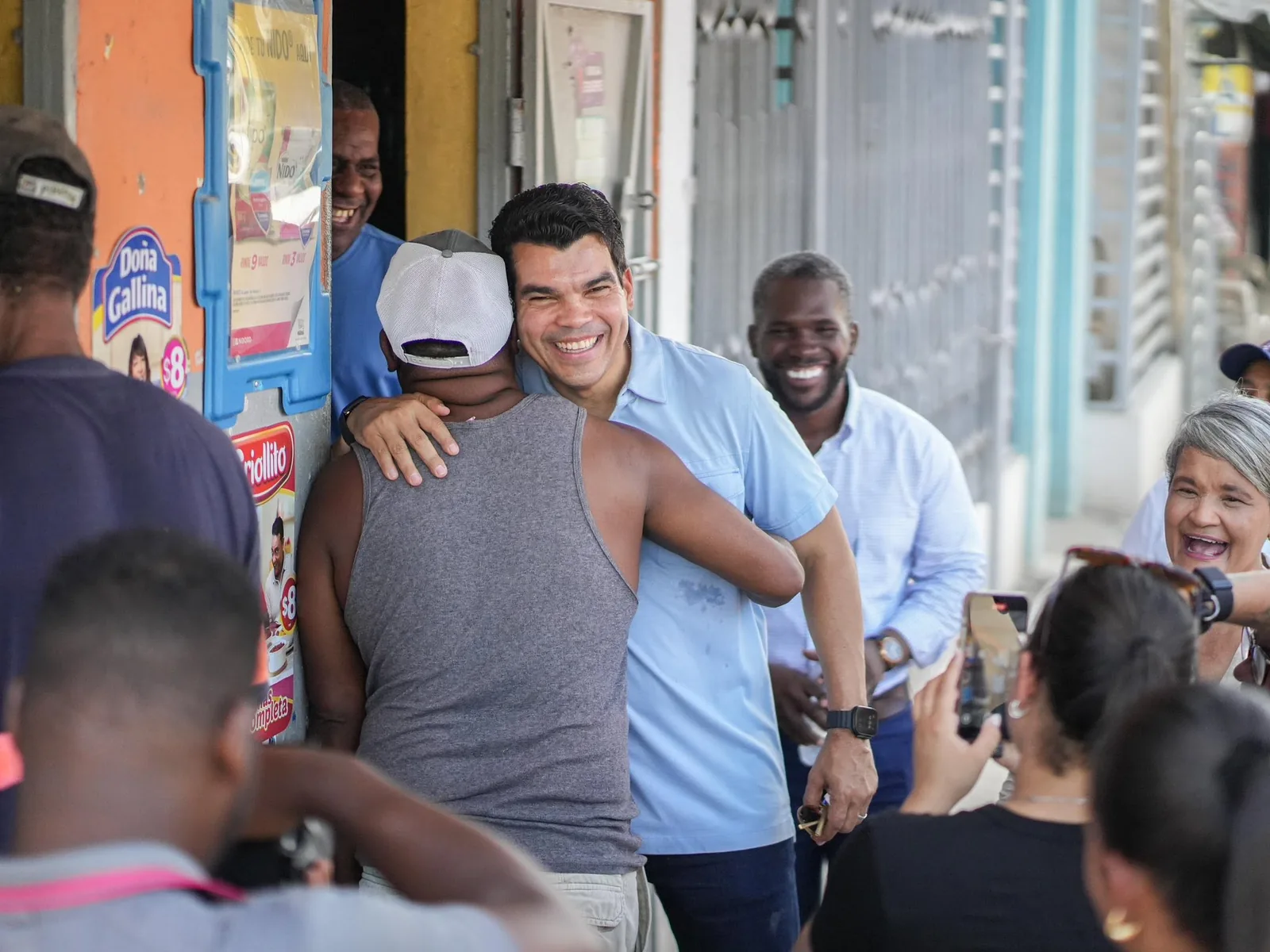 Wellington Arnaud saluda a un residente durante un recorrido comunitario