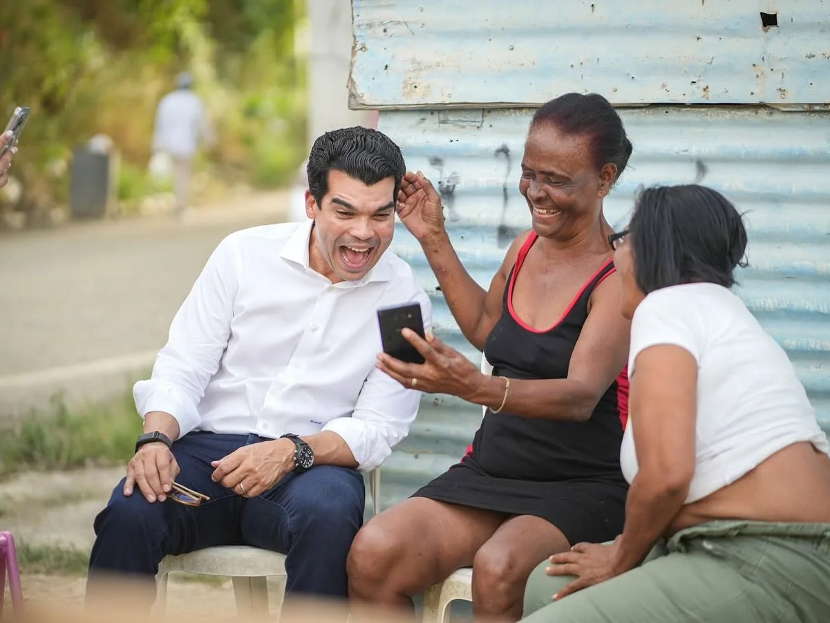 Wellington Arnaud conversa con residentes durante una visita comunitaria