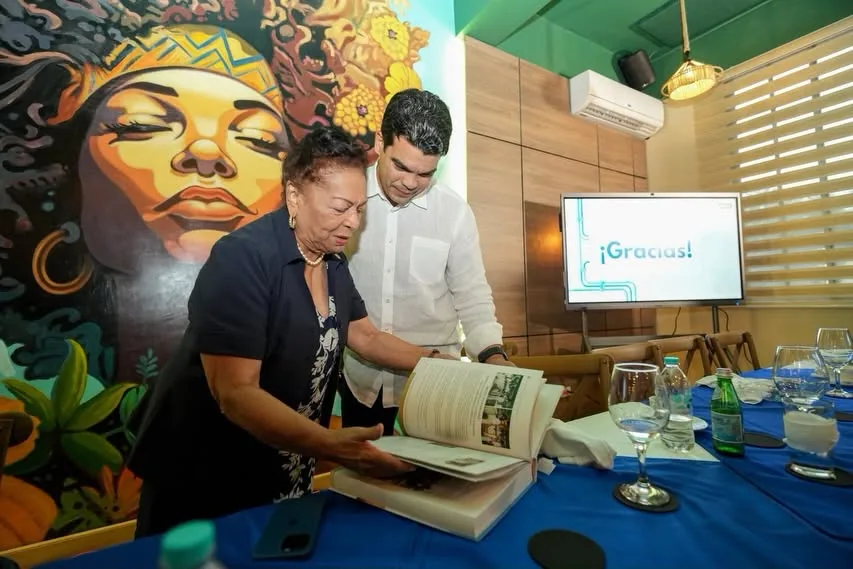 Wellington Arnaud conversa con un emprendedor durante una actividad comunitaria