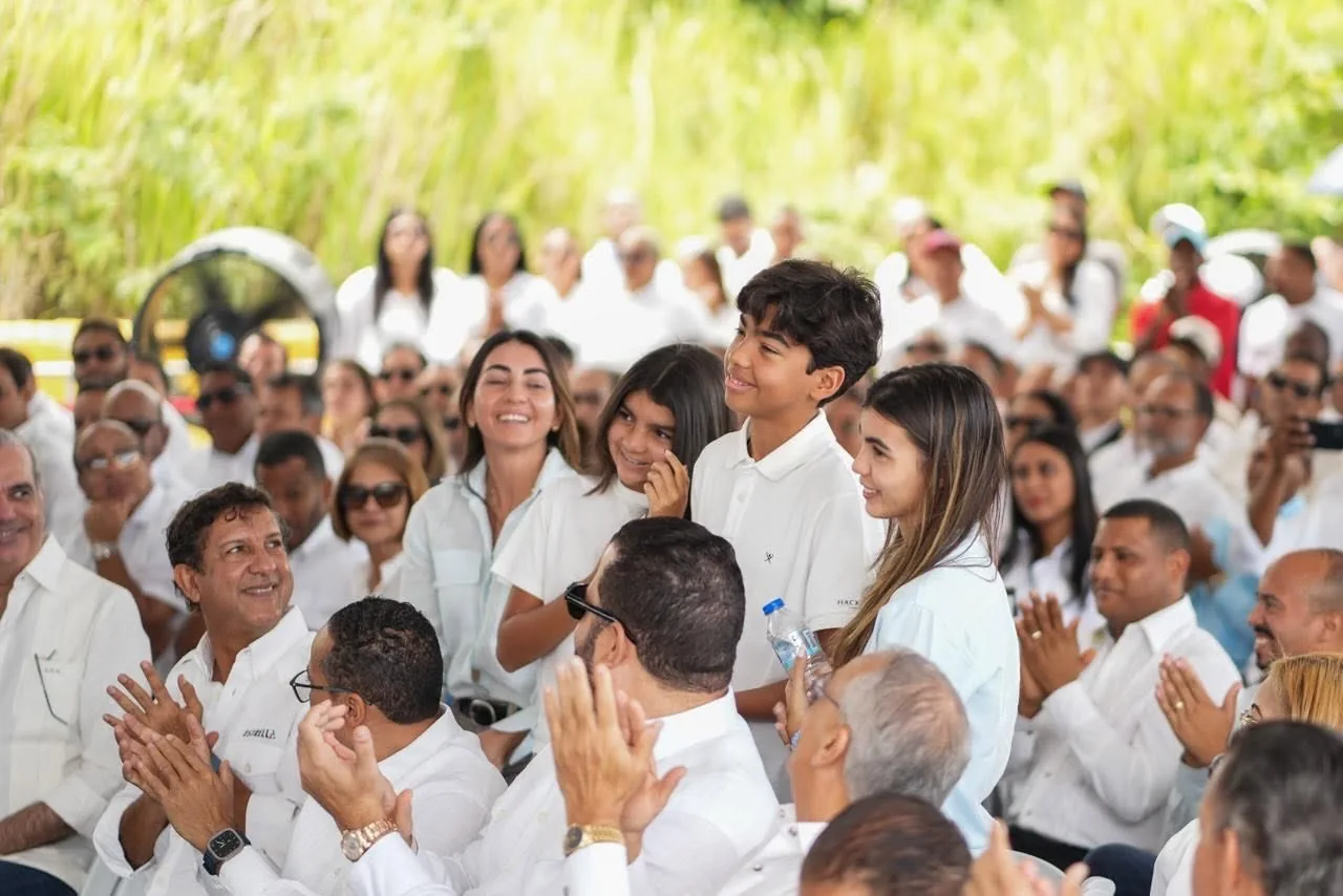 Wellington Arnaud comparte con su familia en una fotografía oficial