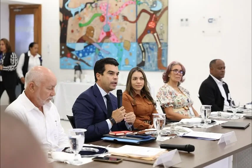 Wellington Arnaud presenta información durante una reunión técnica.