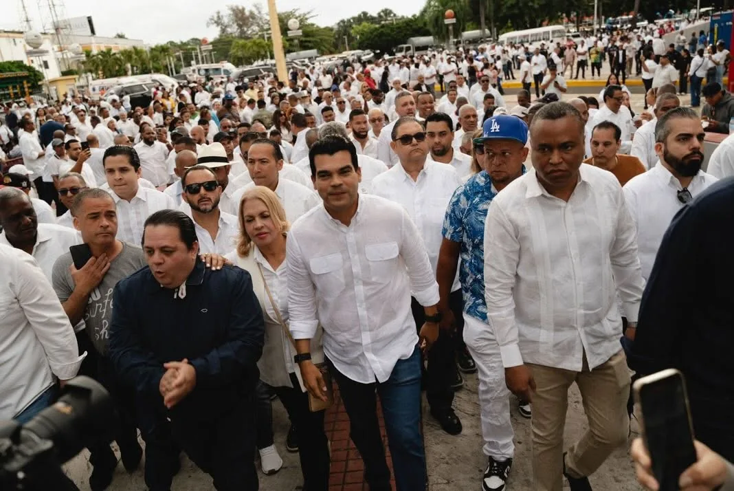 Wellington Arnaud recorre un territorio acompañado por ciudadanos