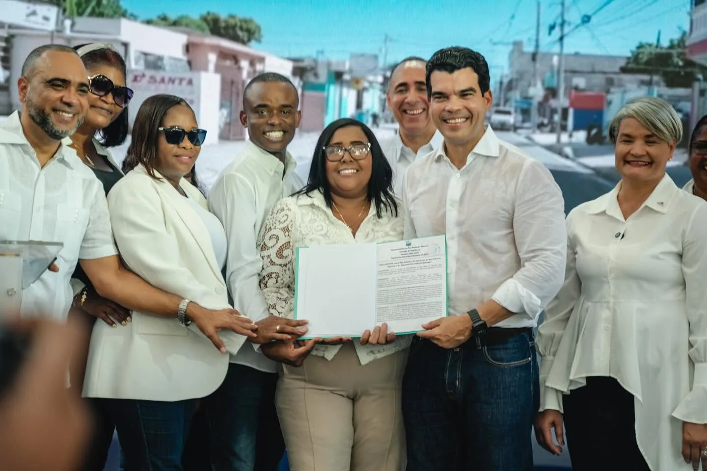 Wellington Arnaud comparte con representantes de una comunidad durante una actividad pública.