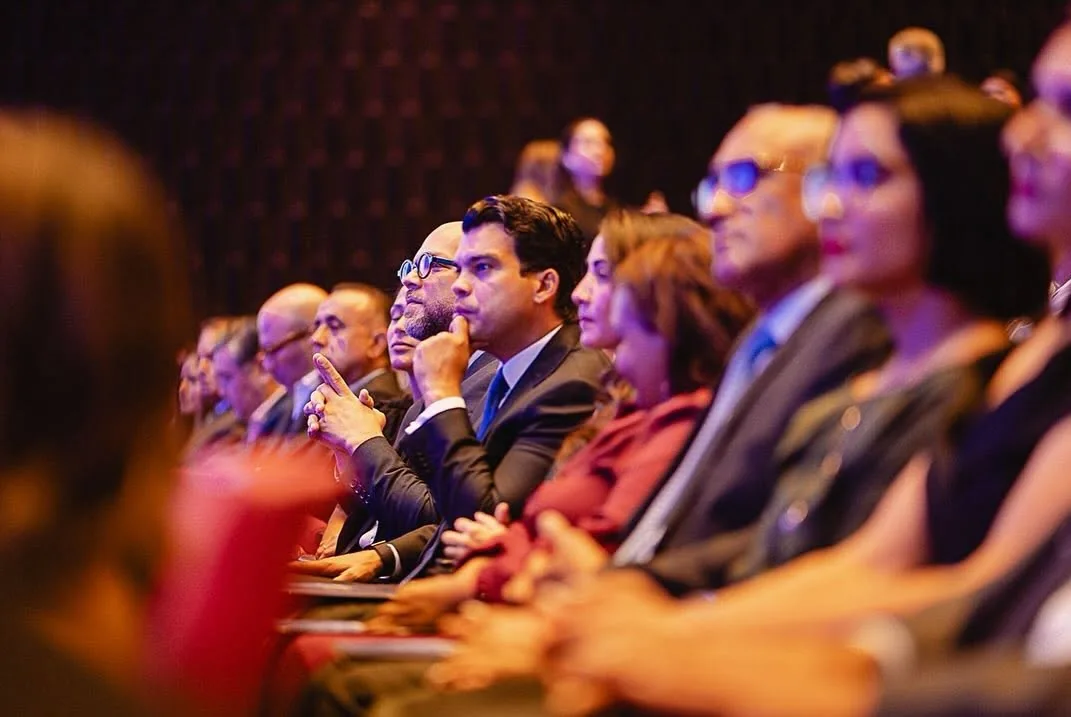 Wellington Arnaud participa en un encuentro político junto a otros asistentes.