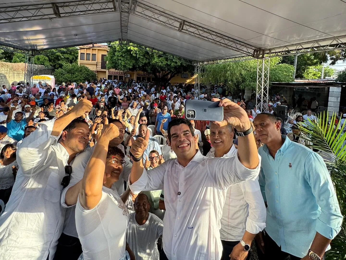 Wellington Arnaud avanza entre ciudadanos durante una actividad pública.